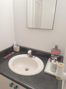 King Bed Room with Private Bath and Free Parking - 20m to Downtown Toronto