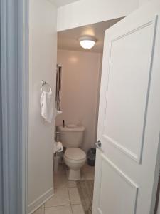 King Bed Room with Private Bath and Free Parking - 20m to Downtown Toronto