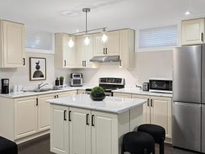 Luxury 2BR Suite Stylish Stay with 2 Free Parking