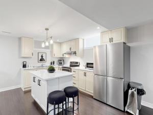 Luxury 2BR Suite Stylish Stay with 2 Free Parking