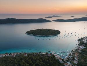 Apartments on island Molat next to the sea - by TA Leut Agency