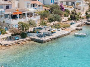 Apartments on island Molat next to the sea - by TA Leut Agency