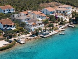Apartments on island Molat next to the sea - by TA Leut Agency