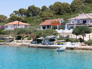 Apartments on island Molat next to the sea - by TA Leut Agency
