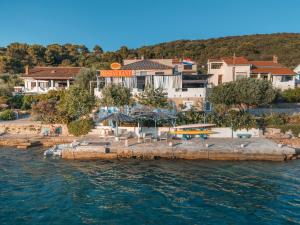 Apartments on island Molat next to the sea - by TA Leut Agency