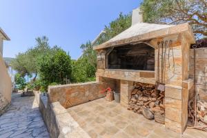 Apartments on island Molat next to the sea - by TA Leut Agency
