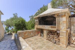 Apartments on island Molat next to the sea - by TA Leut Agency