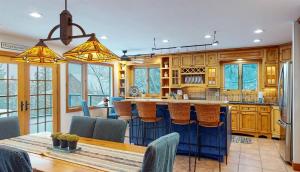 Hilltop Lodge - Beautiful Hayden Lake Home W Deck