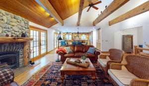 Hilltop Lodge - Beautiful Hayden Lake Home W Deck