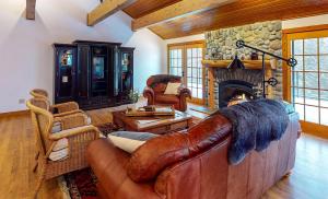 Hilltop Lodge - Beautiful Hayden Lake Home W Deck