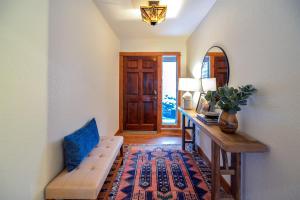 Hilltop Lodge - Beautiful Hayden Lake Home W Deck