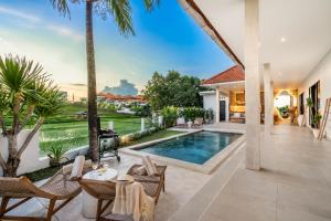 Villa Santorini Sunset 4BR Large Pool and Ricefield view