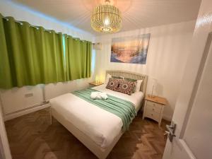 Huntingdon 5 bedroom 4 double beds, off road parking close town centre