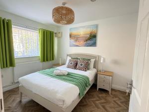 Huntingdon 5 bedroom 4 double beds, off road parking close town centre