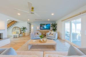Seaside Serenity - Pool Table Hot Tub Luxury