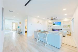 Seaside Serenity - Pool Table Hot Tub Luxury