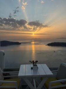 Esmi Suites Santorini