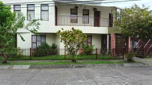 Estudio luminoso en San Pedro con balcon