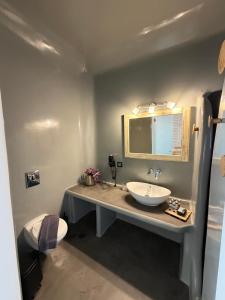 Esmi Suites Santorini