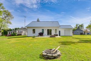 Pet-Friendly Vineyard Lake Canal Oasis w Yard!