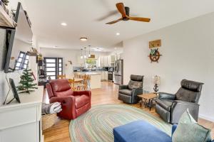 Pet-Friendly Vineyard Lake Canal Oasis w Yard!