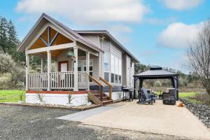 Dual-Cottage Getaway in Oakland w Private Pond