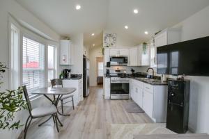 Dual-Cottage Getaway in Oakland w Private Pond