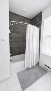 Private Room with Dedicated Bathroom & Near Manhattan & Free Parking