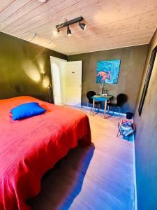Port Side room for rent near beach and harbor