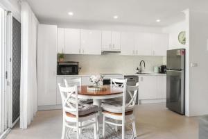 Calm Cove - Poolside Living near Palm Cove Beach