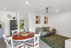 Calm Cove - Poolside Living near Palm Cove Beach