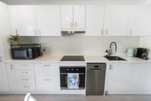 Calm Cove - Poolside Living near Palm Cove Beach