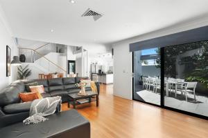 Fireplace Family Retreat Walk to Karrinyup