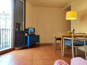 RL Spacious 2-Bed Apt on La Rambla. Wifi Central