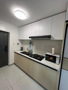 Sunscape Vista II - New Rise Spacious Studio near JKIA, SGR, Self Checkin, WIFI, Gym and Pool