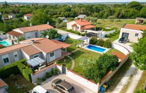 Gorgeous Home In Valbandon