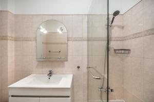 3 bedroom house near the beach Vau -Complete House
