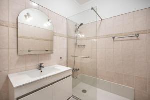 3 bedroom house near the beach Vau -Complete House