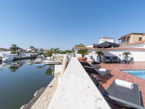 Encantadora Casa con Amarra y Piscina Privada - HISP-288-70