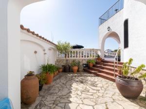 Encantadora Casa con Amarra y Piscina Privada - HISP-288-70
