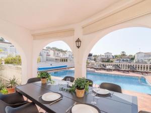 Encantadora Casa con Amarra y Piscina Privada - HISP-288-70