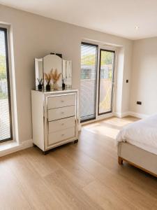 Coastal 6 Bed Retreat with Hot Tub and Sea Views