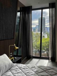 Upscale 2BR Apartment Prime Location & Lock-Off