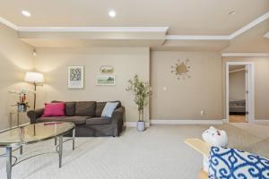 3BR Suite near White Rock Beach Pool & BBQ