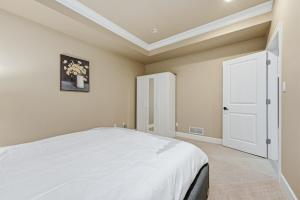 3BR Suite near White Rock Beach Pool & BBQ