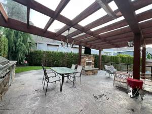 3BR Suite near White Rock Beach Pool & BBQ
