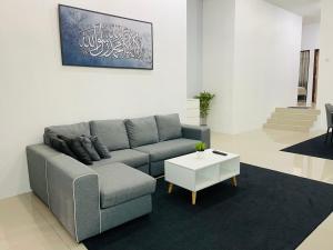 D Azlin Homestay