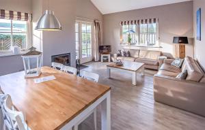 Beach Front Home In Noordwijk With Wifi