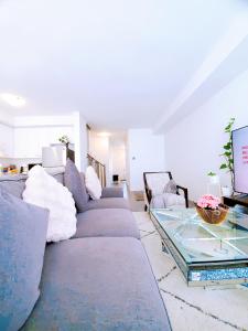 3BR Home Near Niagara Falls King Bed Free Parking 75 Inch TV & Wi-Fi
