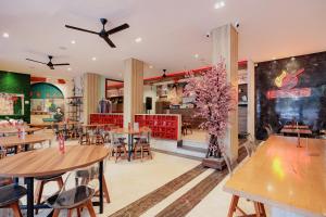 RedDoorz Premium near Paris Van Java Mall